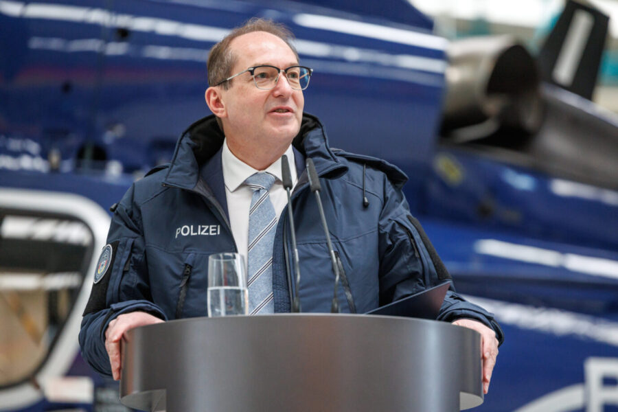 Bundesinnenminister Dobrindt stellt Drohnenabwehreinheit der Bundespolizei in Dienst am 2.12.2025 bei der Bundesinnenminister Dobrindt stellt Drohnenabwehreinheit der Bundespolizei in Dienst Ahrensfelde. Bundesinnenminister Alexander Dobrindt (CSU) bei der Bundespolizei: Tausende Asylmigranten dürfen in Deutschland bleiben. Foto: picture alliance / Andreas Gora | Andreas Gora