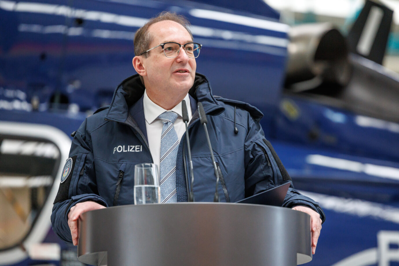 Bundesinnenminister Dobrindt stellt Drohnenabwehreinheit der Bundespolizei in Dienst am 2.12.2025 bei der Bundesinnenminister Dobrindt stellt Drohnenabwehreinheit der Bundespolizei in Dienst Ahrensfelde. Bundesinnenminister Alexander Dobrindt (CSU) bei der Bundespolizei: Tausende Asylmigranten dürfen in Deutschland bleiben. Foto: picture alliance / Andreas Gora | Andreas Gora