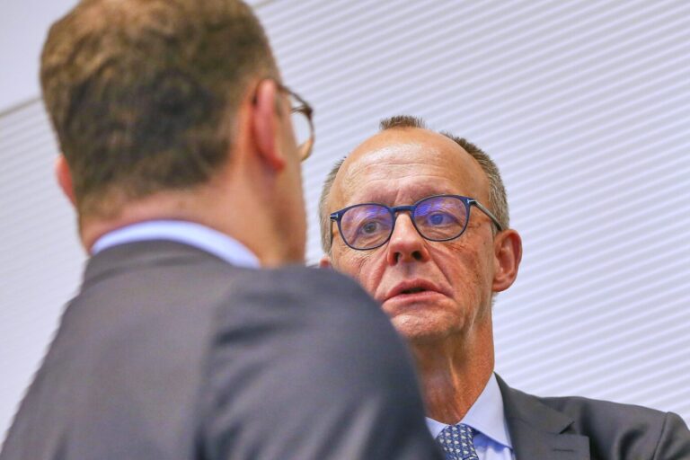Kanzler Friedrich Merz, hier mit Fraktionschef Jens Spahn, gab sich vor den Unions-Abgeordneten gnadenlos.