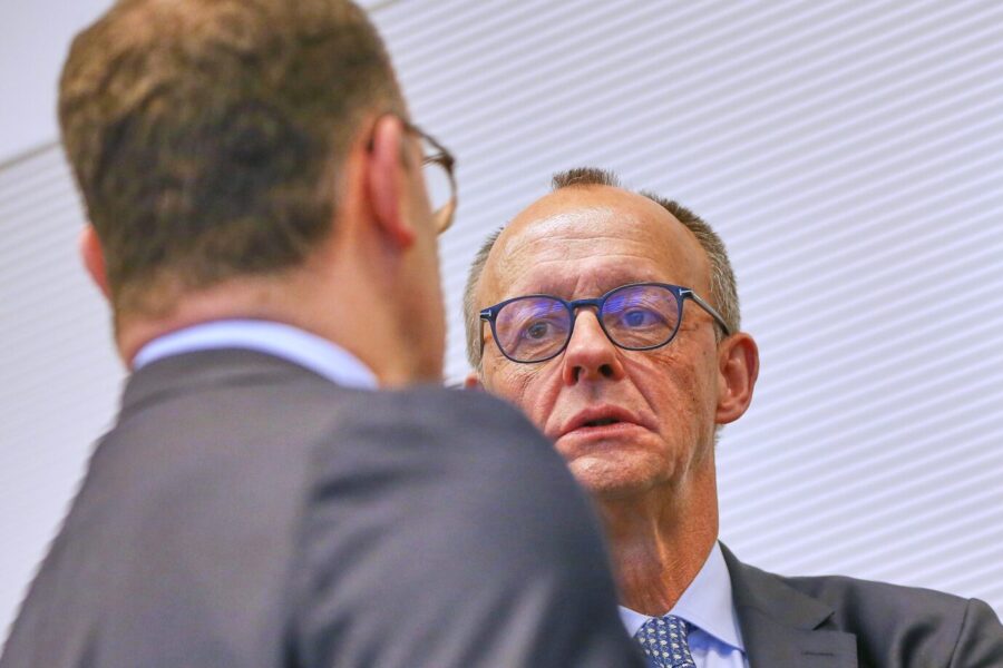 Kanzler Friedrich Merz, hier mit Fraktionschef Jens Spahn, gab sich vor den Unions-Abgeordneten gnadenlos.