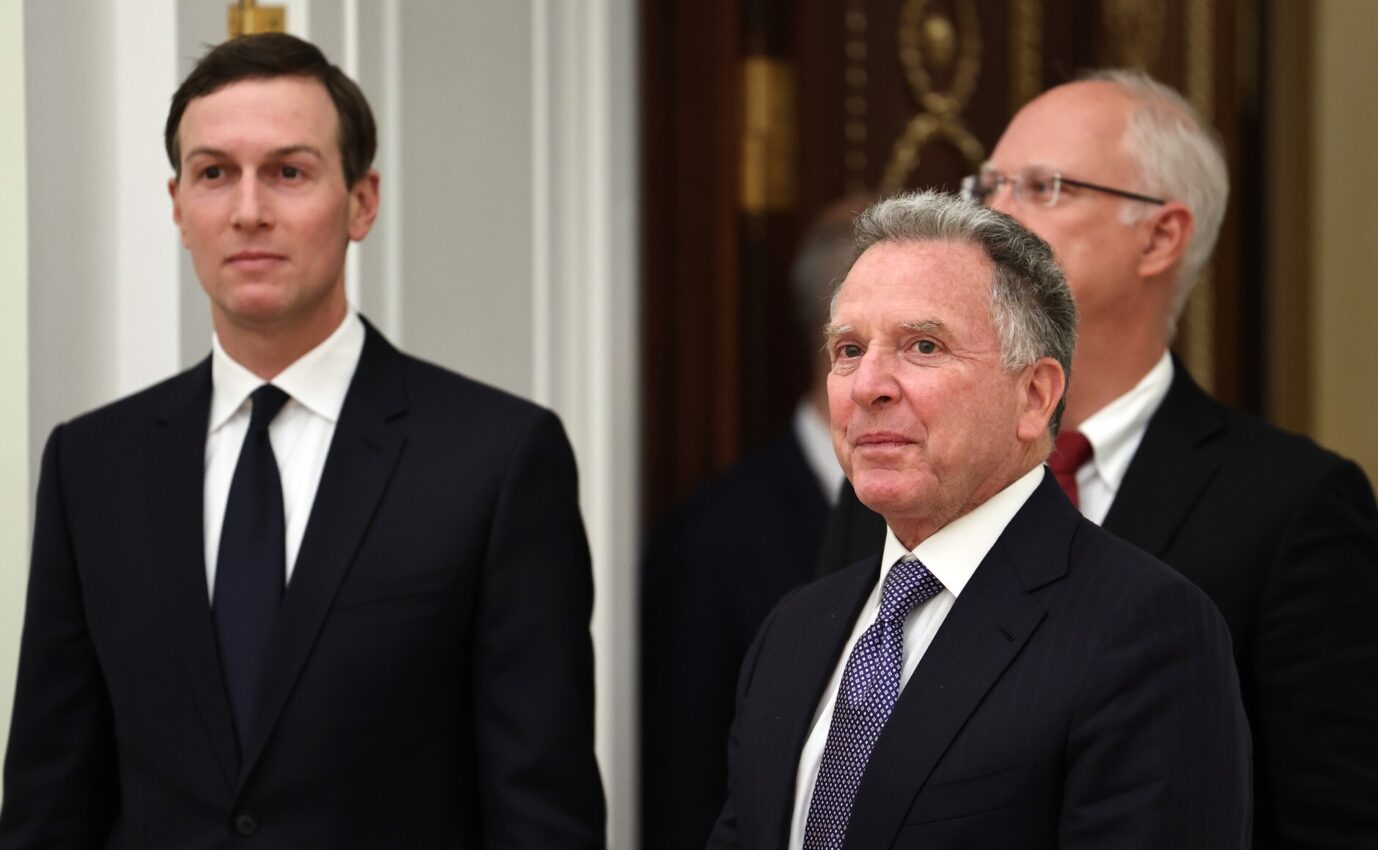 Steve Witkoff (r.) und eventuell Jared Kushner (l.) werden ncoh am Wochenende in Berlin zu Gesprächen über einen möglichen Frieden in der Ukraine erwartet. Foto: picture alliance / TheKremlinMoscow-SvenSimon | The Kremlin Moscow