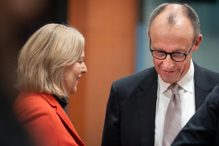 Ein Herz und eine Seele: Kanzler Friedrich Merz (CDU) und seine Arbeitsministerin Bärbel Bas.