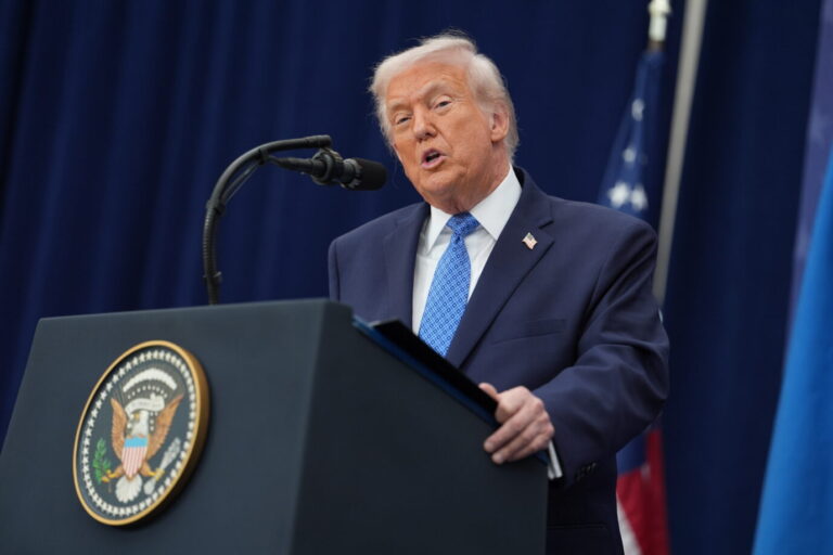 US-Präsident Donald Trump steht an einem Rednerpult und spricht: für Europa hat er Pläne