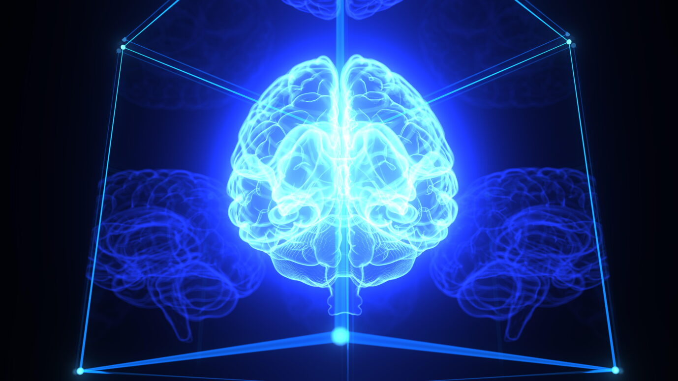 KI: Leuchtend blau dargestelltes menschliches Gehirn in einer geometrischen Struktur. Symbolbild für Künstliche Intelligenz, algorithmische Vernetzung und die Frage nach Kontrolle über autonome technische Systeme. Digitales Gehirn, als Synonym für künstliche Intelligenz, in der Denkweise gefangen. 3D-Abbildung.