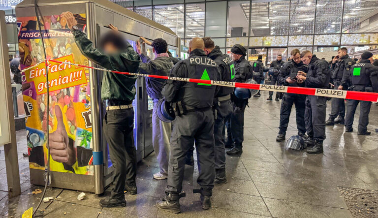 Einsatzkräfte der Polizei nehmen am Hauptbahnhof eine Gruppe von Männern in Gewahrsam nachdem ein Mensch niedergestochen und verletzt worden ist. Das Opfer wurde ins Krankenhaus gebracht, wie die Polizei mitteilte. Festnahme am Essener Hauptbahnhof: Kriminalität durch Asylmigranten sinkt insgesamt, steigt jedoch in einigen Deliktgruppen weiter. Foto: picture alliance/dpa | Vincent Kempf