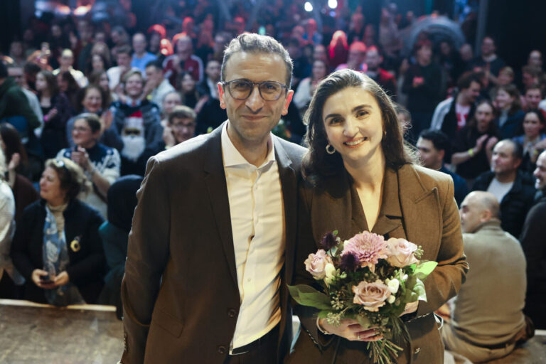 Samet Yilmaz (l, Bündnis90/Die Grünen) steht nach seiner Wahl zum Oberbürgermeister von Kiel mit seiner Frau Hatice auf der Bühne während der Wahlparty. Yilmaz hatte sich in der Stichwahl gegen den parteilosen Journalisten Derkowski durchgesetzt. Der Spiegel erhebt den Vorwurf einer Nähe zu den Grauen Wölfen. Foto: picture alliance/dpa, Frank Molter