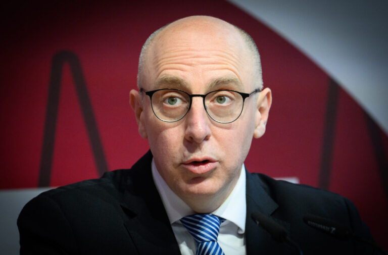 Sinan Selen, Präsident des Bundesamts für Verfassungsschutz (BfV), spricht beim 21. Symposium des Bundesamts für Verfassungsschutz (BfV). Unter der Überschrift „Zeitenwende – und jetzt?“ wird bei der eintägigen Veranstaltung die Rolle des BfV in Deutschlands Sicherheitsarchitektur beleuchtet.