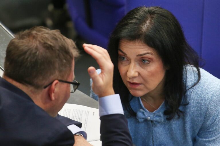 Heizungsgesetz: Umweltminister Carsten Schneider und Wirtschaftsministerin Katherina Reiche diskutieren Anfang Dezember im Bundestag.