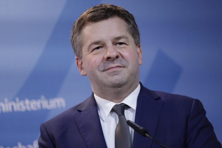 Sven Schulze (CDU), Wirtschaftsminister von Sachsen-Anhalt, Deutschland, Berlin, BMWE, Bundeswirtschaftsministerin Reiche, die Ministerpräsidenten von Sachsen-Anhalt und Brandenburg sowie der Chef der Sächsischen Staatskanzlei sprechen anlässlich eines Arbeitsgesprächs zur wirtschaftlichen und energiepolitischen Lage in den drei östlichen Bundesländern.