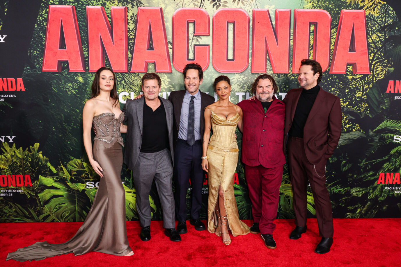 Die portugiesische Schauspielerin Daniela Melchior, der amerikanische Schauspieler Steve Zahn, der amerikanische Schauspieler, Produzent und Drehbuchautor Paul Rudd, die englische Schauspielerin und Aktivistin Thandiwe Newton, der amerikanische Schauspieler, Komiker und Musiker Jack Black sowie der brasilianische Schauspieler und Filmemacher Selton Mello treffen am 13. Dezember 2025 zur Weltpremiere von Columbia Pictures' „Anaconda“ im United Theater on Broadway im STILE Downtown Los Angeles by Kasa in Los Angeles, Kalifornien, USA, ein. (Foto: Xavier Collin / Avalon). Rücken der Schlange auf den Pelz.