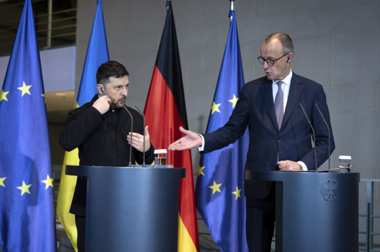 Wolodymyr Selenskyj und Friedrich Merz beim Pressestatement zum Ukraine-Gipfel im Bundeskanzleramt. Foto: picture alliance / Geisler-Fotopress | Bernd Elmenthaler/Geisler-Fotopr