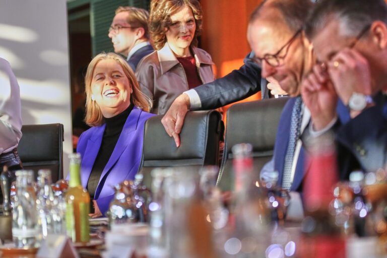 Berlin, Deutschland: Bundeskanzleramt: Kabinettssitzung: Bundesministerin für Arbeit und Soziales Bärbel Bas (SPD) und Bundeskanzler Friedrich Merz (CDU) am Kabinettstisch. Das Bundeskabinett beschließt in dieser Sitzung die Bürgergeldreform. Eine strahlende Bundesarbeitsministerin Bärbel Bas (SPD): Das Bundeskabinett beschließt die Reform des Bürgergeldes. Foto: picture alliance / dts-Agentur | -