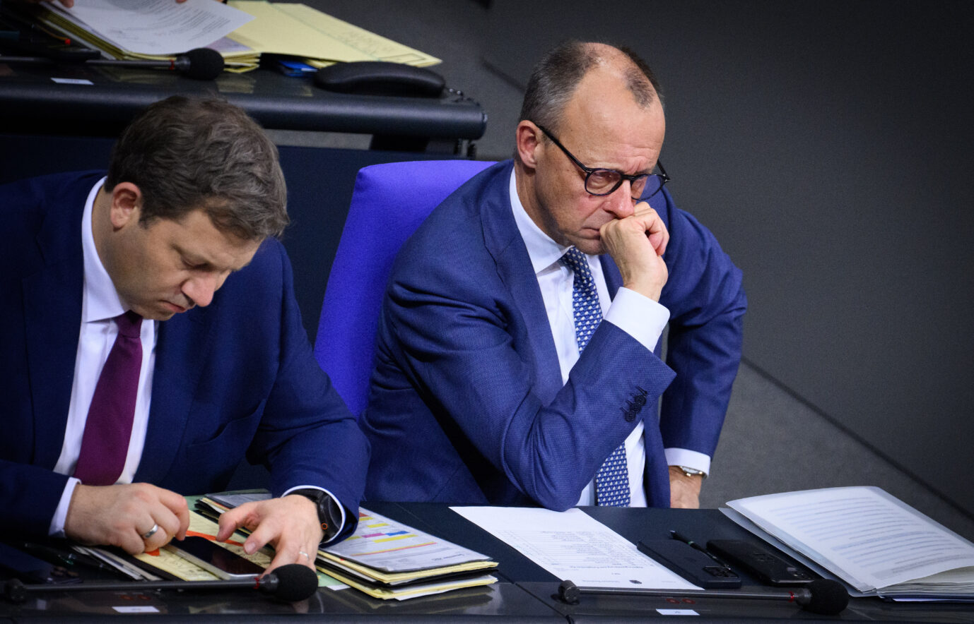 Vizekanzler Lars Klingbeil (SPD, l.) und Kanzler Friedrich Merz (CDU, r.): Viele Deutsche glauben nicht mehr daran, daß Schwarz-Rot bis zur regulär geplanten Wahl durchhalten wird. Foto: picture alliance/dpa | Bernd von Jutrczenka