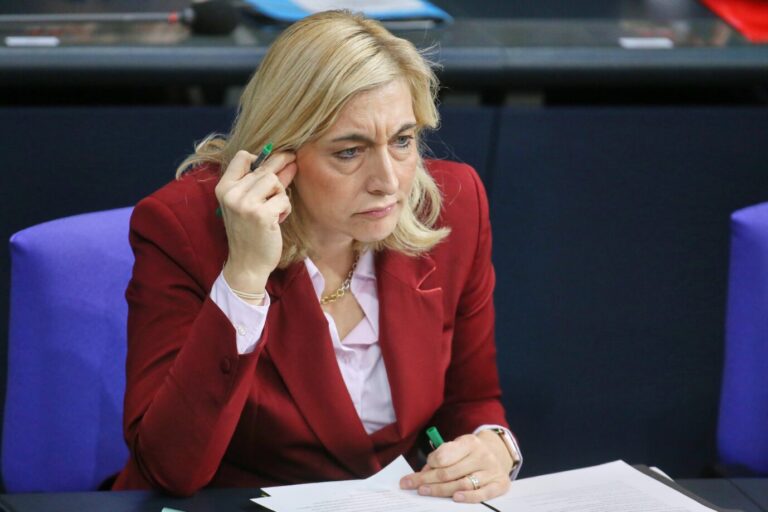 Krankenhaus wird teuer: Bundesgesundheitsministerin Nina Warken (CDU) will Veränderungen „für alle“.