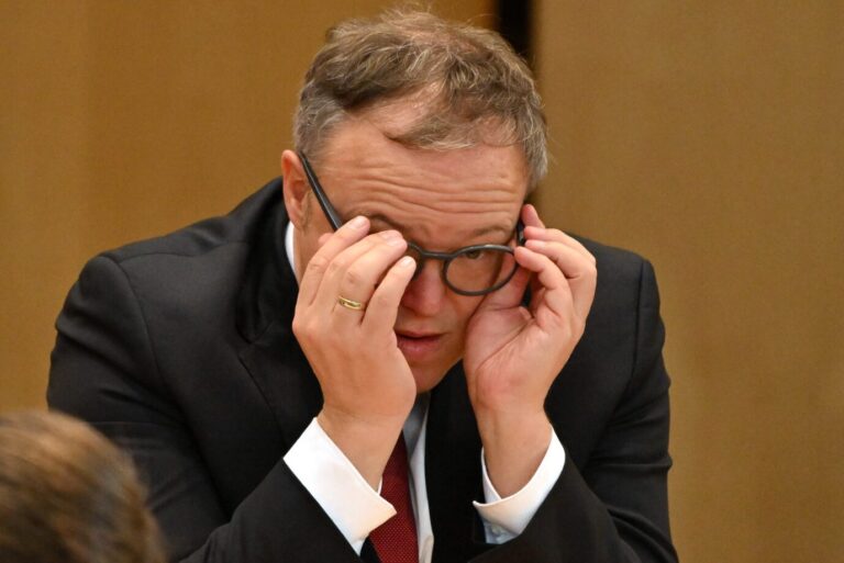 Gestern so, heute anders: Thüringens Ministerpräsident Mario Voigt (CDU), hier bei der entscheidenden Landtagssitzung am Donnerstagabend, will nun Windräder in die Thüringer Wälder bauen lassen.