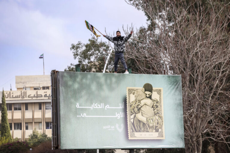 Eine Militärparade syrischer Armeeeinheiten zum ersten Jahrestag der Befreiung und des Wechsels des Assad Regimes in Syrien. Foto: picture alliance / imageBROKER | mohammad bashir aldaher