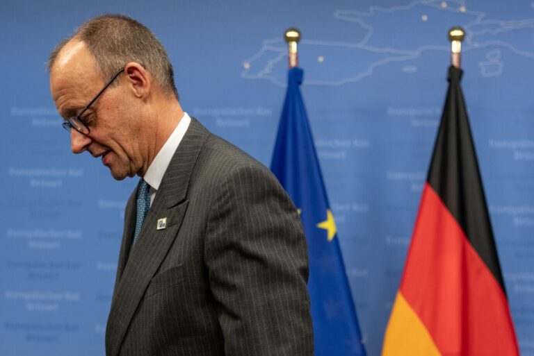 Alles gegeben und doch verloren: Bundeskanzler Friedrich Merz nach seiner Stellungnahme auf dem EU-Gipfel in Brüssel.