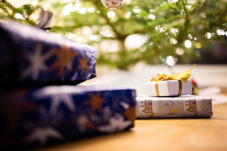 18.12.2025 - Feature Weihnachten: Geschenke an einem mit Lichterketten und Weihnachtskugeln geschmückter Tannenbaum. Foto: Noah Wedel