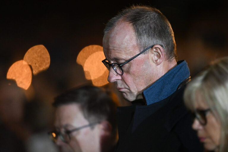 „Hau ab“ – Magdeburger wollen Merz nicht bei Weihnachtsmarkt-Gendenken Bundeskanzler Friedrich Merz (CDU) gedenkt dem Anschlag auf den Magdeburger Weihnachtsmarkt: „Hau ab“-Rufe. Bundeskanzler Friedrich Merz (CDU, M) und Simone Borris (parteilos, r), Oberbürgermeisterin von Magdeburg, nehmen ein Jahr nach dem Anschlag auf dem Magdeburger Weihnachtsmarkt an einer Kranzniederlegung nach der Gedenkveranstaltung in der Johanniskirche teil. Am 20. Dezember 2024 raste ein Mann mit einem Auto auf dem Magdeburger Weihnachtsmarkt in eine Menschenmenge. Fünf Frauen und ein Kind starben bei dem Anschlag, mehr als 300 Menschen wurden verletzt. Bundeskanzler Friedrich Merz (CDU) gedenkt dem Anschlag auf den Magdeburger Weihnachtsmarkt: „Hau ab“-Rufe. Foto: picture alliance/dpa | Hendrik Schmidt