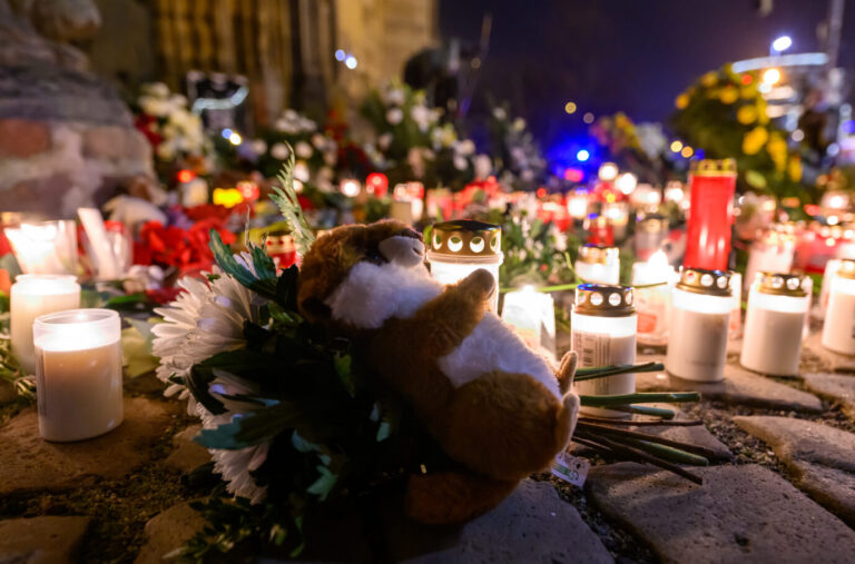 Unzählige Kerzen und Blumen sind vor der Johanniskirche in Magdeburg ein Jahr nach dem Anschlag auf den Magdeburger Weihnachtsmarkt (Weihnachten) zu sehen. Zuvor gab es in der Kirche eine Gedenkveranstaltung. Am 20. Dezember 2024 war ein 50-Jähriger aus Saudi-Arabien mit einem Mietwagen durch die Menschenmenge auf dem Weihnachtsmarkt gefahren. Ein neunjähriger Junge sowie fünf Frauen kamen ums Leben. Mehr als 300 weitere Menschen wurden verletzt. Blumen, Kerzen und ein Stofftier liegen vor der Johanniskirche in Magdeburg: Ein Jahr nach dem Anschlag auf den Weihnachtsmarkt wird der Opfer gedacht. Foto: picture alliance/dpa | Hendrik Schmidt
