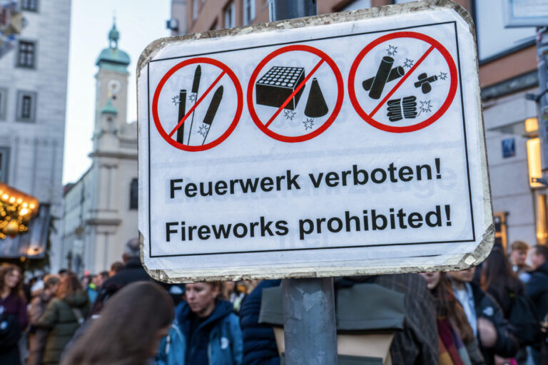 Deutschland, München, Dezember 2025, Feuerwerk verboten! Schild am Marienplatz, Feuerwerksverbot in der Innenstadt zu Silvester, Allgemeinverfügung der Stadt München, Verbot von Pyrotechnik, Böllerverbot, Gefahr, Schutz, Sicherheit, Bayern