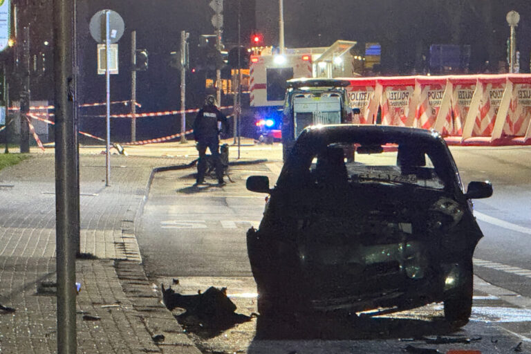 Ein Auto, das bei der Unfallfahrt des Aserbaidschaners in Gießen beschädigt wurde, bevor dieser in die Bushaltestelle raste.
