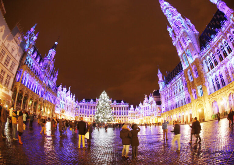 Auf diesem Weihnachtsmarkt steht die umstrittene Krippe. Foto: picture alliance / AP Photo | Michael Probst