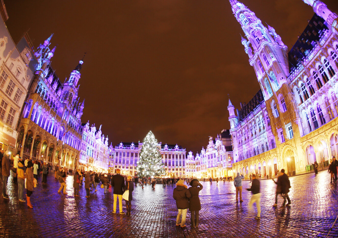 Auf diesem Weihnachtsmarkt steht die umstrittene Krippe. Foto: picture alliance / AP Photo | Michael Probst