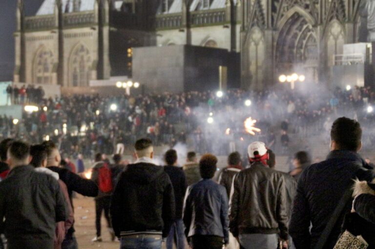 Eines der wenigen Pressefotos, das die Kölner Silvesternacht 2015 vor dem Dom zeigt.