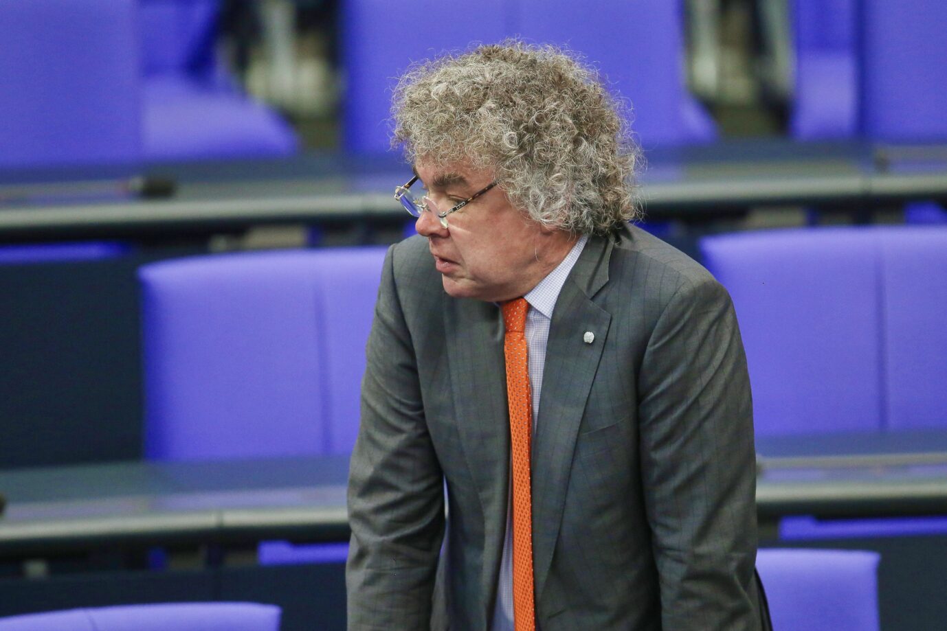 Im Bundestag soll der AfD-Abgeordnete Moosdorf einen Hitlergruß gezeigt haben. Berlins Staatsanwaltschaft erhebt Anklage, obwohl ihre eigenen Ermittlungen dafür keine tragfähige Grundlage liefern. Das ist mindestens Vorverurteilung und erinnert an politische Strafverfolgung. Der AfD-Abgeordnete Matthias Moosdorf im Bundestag: Die Anklage wegen eines angeblichen Hitlergrußes erinnert an politische Strafverfolgung. Foto: picture alliance / dts-Agentur | -