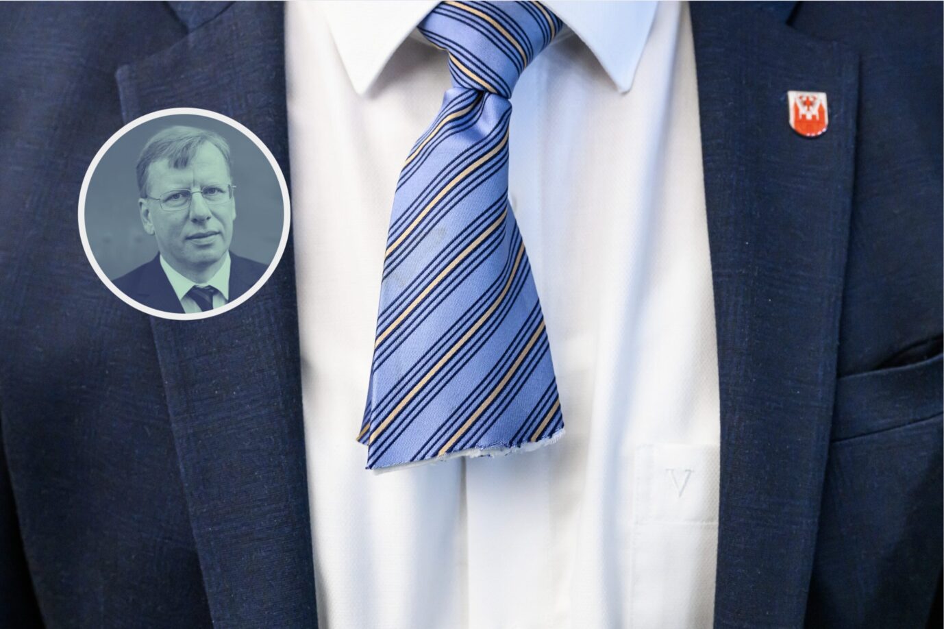 Der Oberkörper eines Mannes ist zu sehen, er trägt Jackett und Hemd – und seine Krawatte wurde abgeschnitten, Symbolbild für das Ende der Zivilisiertheit