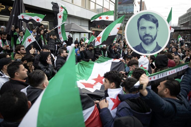 Berlin, 7. Dezember 2025: Am Sonntag, dem 7. Dezember 2025, versammelten sich zahlreiche Syrer auf dem Alexanderplatz in Berlin. Sie schwenkten syrische und deutsche Flaggen und riefen „Freiheit für Syrien“ im Vorfeld des Jahrestages des Sturzes des ehemaligen Assad-Regimes am Montag. Viele junge Menschen nahmen an der Feier teil, zu der auch Familien, Aktivisten und Mitglieder der syrischen Diaspora kamen, die ihre Hoffnung und Solidarität zum Ausdruck brachten. (Bildnachweis: © Michael Kuenne/PRESSCOV via ZUMA Press Wire)