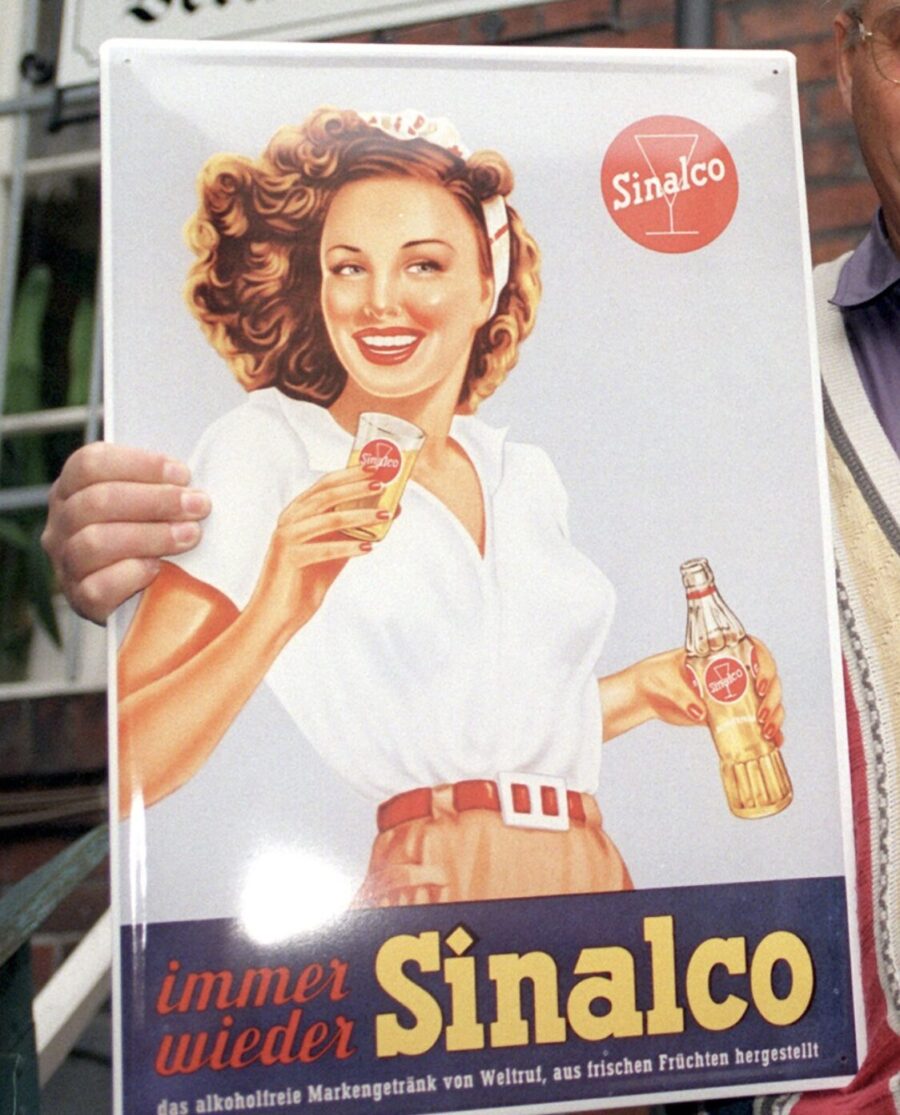 Ein altes Werbeblechschild für Sinalco-Limonade. 