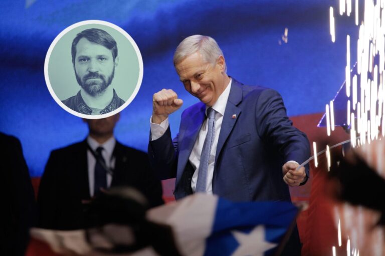 Der Präsidentschaftskandidat der Republikanischen Partei, José Antonio Kast, begrüßt nach seinem Wahlsieg einen Anhänger. Gesicht des Rechtsrucks.