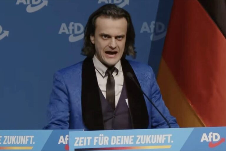 Ein Mann mit schulterlangem Haar verzerrt sein Gesicht zu einer Fratze: Es handelt sich um Alexander Eichwald bei der Gründung der AfD-Jugend in Gießen