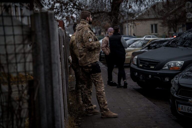 Soldaten stehen an der Südwetsfront der Ukraine in einer Kampfpause. Es gibt Versehrter