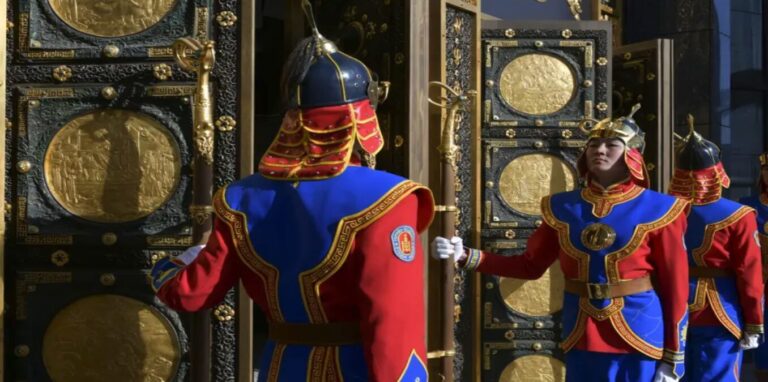 Wachen am Ghenggis Khaan National Museum: Mongolische Kultur in Deutschland. Foto: Ghenggis Khaan National Museum. Ausstellung zu Gast in Berlin.