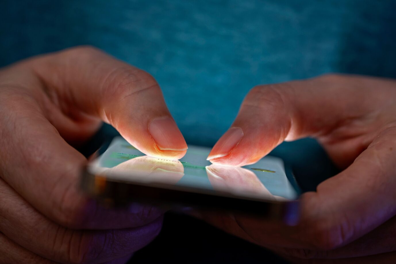 Eine unbekannte Person chattet auf ihrem Smartphone