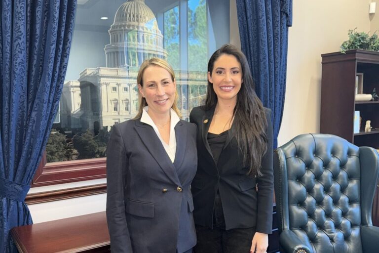 AfD-Bundestagsabgeordnete Anna Rathert und die Republikaner-Politikerin Anna Paulina Luna in Washington. (Themenbild)