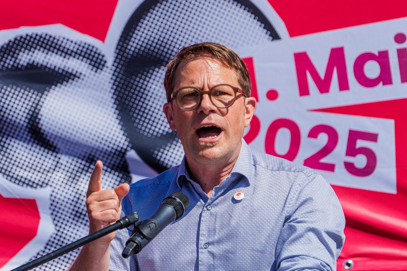 Michael Rudolph, Vorsitzender des DGB Bezirks Hessen-Thüringen, spricht auf der zentralen DGB-Kundgebung in Hessen auf dem Marktplatz vor dem Brüder Grimm-Denkmal. Mit Forderungen nach guten Arbeitsbedingungen, fairen Löhnen und einem stabilen Rentenniveau wollen die Gewerkschaften in diesem Jahr am 1. Mai auf die Straße gehen. Er ist seit 2018 auch Mitglied des Hessischen Rundfunkrats.