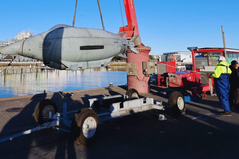 Das "Autonomous Underwater Vehicle" (AUV) "Greyshark" hängt am Kran im Damper Hafen. Das Gerät wird für Meeresboden-Kartierung, Überwachung kritischer Unterwasser Infrastruktur und Suche von Objekten eingesetzt. Diese Technologie soll Deutschlands Unterwasser-Infrastruktur sichern.
