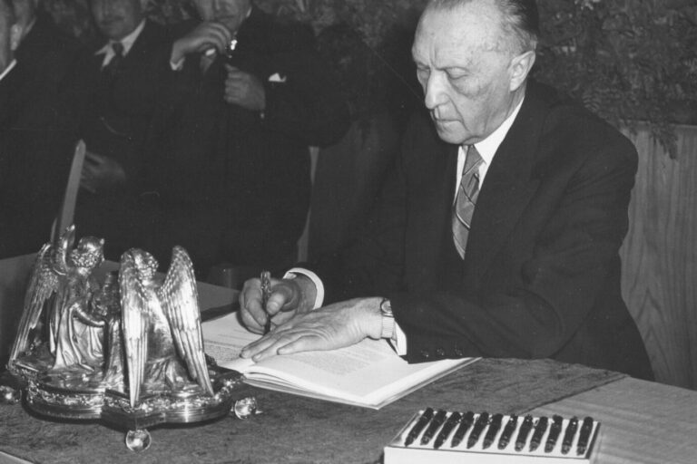 Das Bild zeigt Konrad Adenauer.