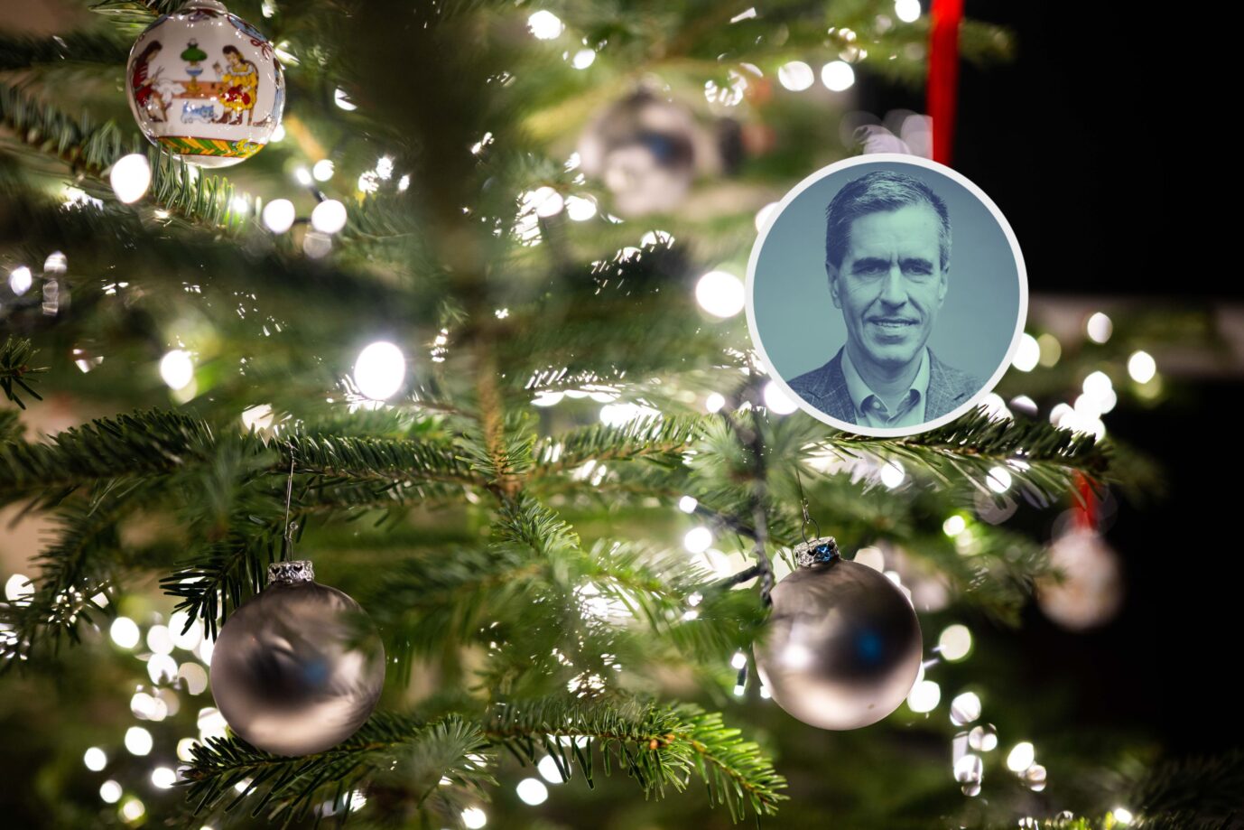 Weihnachten: Ein geschmückter Weihnachtsbaum mit silbernen Christbaumkugeln und warm leuchtender Lichterkette in den Zweigen. Traditioneller Weihnachtsbaum als Symbol für familiäre Rituale, Kindheitserinnerungen und Heimatgefühl zur Weihnachtszeit. Ein Weihnachtsbaum wie aus der Kindheit: Rituale und Erinnerungen, die Heimat fühlbar machen. Foto: picture alliance / Noah Wedel | Noah Wedel