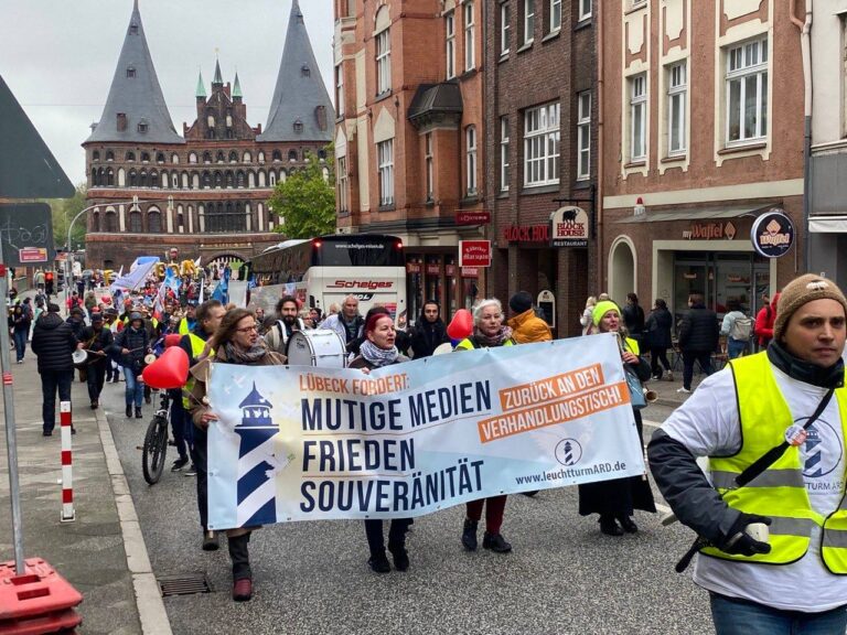 Protestzug von „Leuchtturm ARD“ durch Lübeck. Foto: Leuchtturm ARD