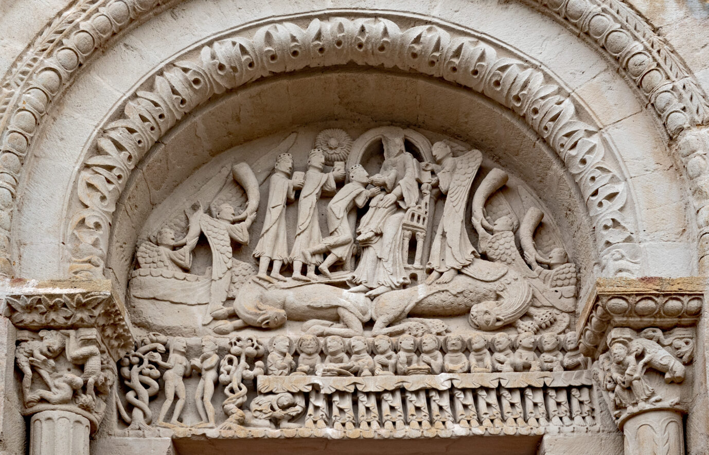 Tympanon der Dorfkirche von Neuilly-en-Donjon: Mahlgemeinschaft und Sündenfall verbinden sich zu einem theologischen Bildprogramm der Erlösung. Foto: Karlheinz Weißmann