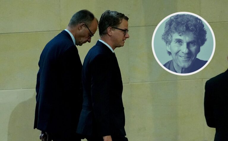 Mit gesenktem Kopf verläßt Bundeskanzler Friedrich Merz (CDU) (l.) nach der Debatte über das Rentenpaket den Plenarsaal des Bundestages.