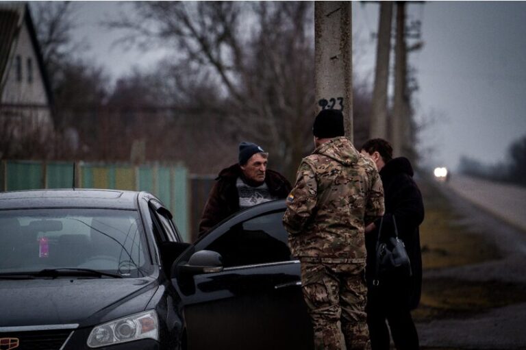 Zivilisten fliehen vor der Front im Osten der Ukraine.