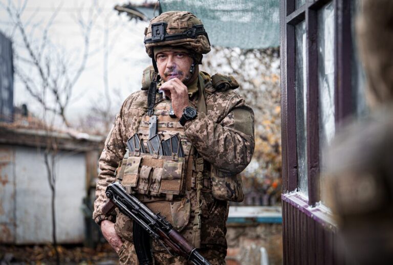 Den Männern des 102. Bataillon der Territorialen Verteidigung der Ukraine sieht man die Erschöpfung an.