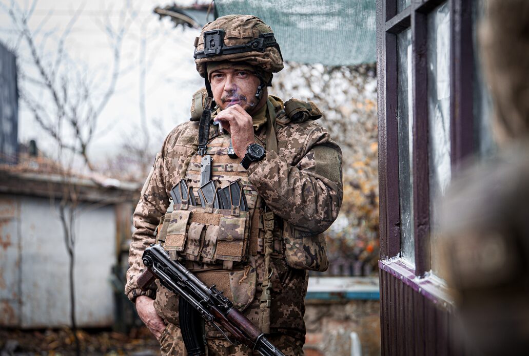 Den Männern des 102. Bataillon der Territorialen Verteidigung der Ukraine sieht man die Erschöpfung an.