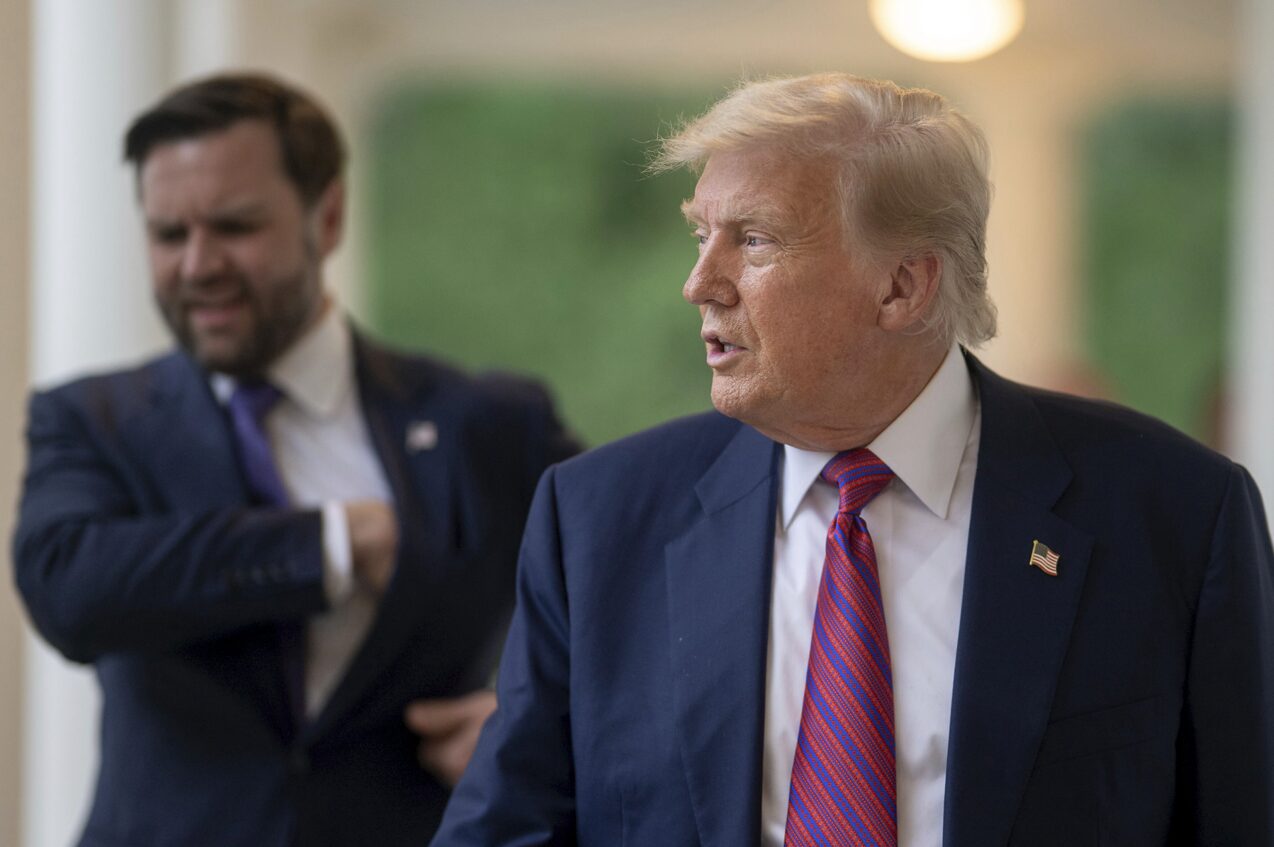 Kämpfen gegen Diskriminierung weißer Amerikaner: US-Präsident Donald Trump (r.) und sein Vize J D Vance. Foto: picture alliance / ZUMAPRESS.com | Daniel Torok/White House